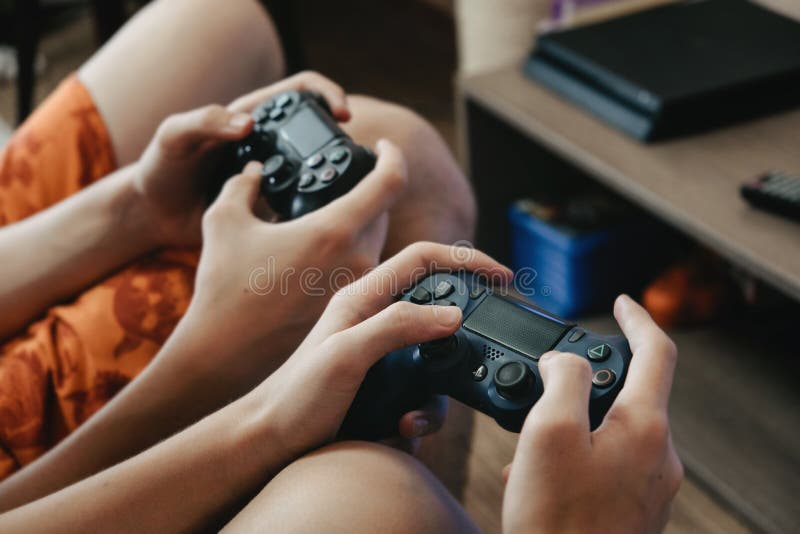 Menina olha como o menino joga o jogo online. dois meninos jogam