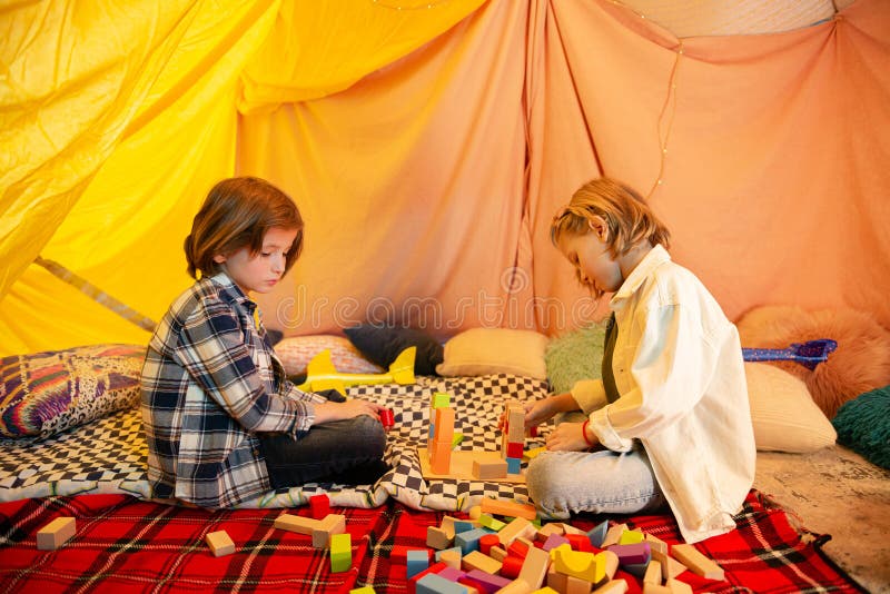 Jogos De Brinquedos Antigos Em Aviões. Colheita Foto de Stock - Imagem de  brincalhona, aéreo: 238868770