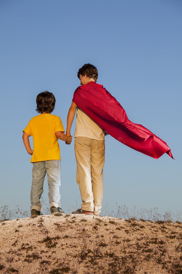 Dois meninos que jogam super-herói fotos de stock Dois meninos que jogam super-herói fotos de stock