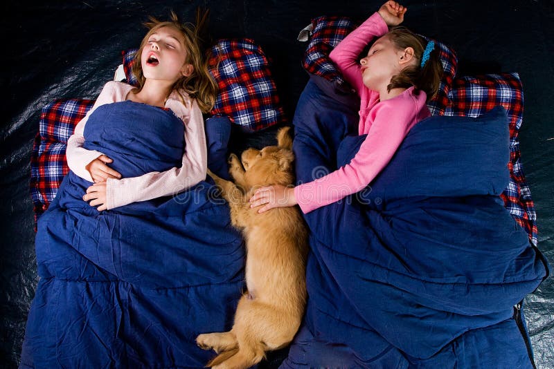 Dois miúdos soam adormecidos em uma barraca