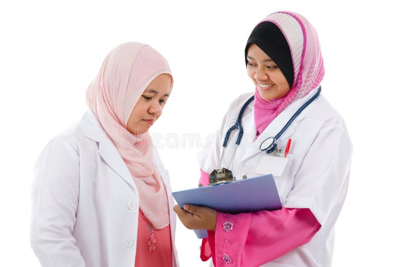 Dois médicos muçulmanos asiáticos do sudeste que discutem imagens de stock Dois médicos muçulmanos asiáticos do sudeste que discutem imagens de stock