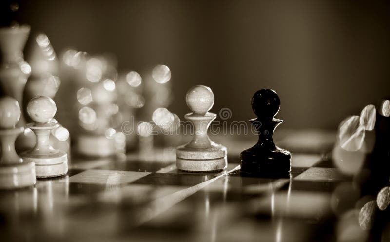 Dois Peões Preto E Branco. Peças De Xadrez De Madeira No Tabuleiro De  Xadrez Foto de Stock - Imagem de preto, xadrez: 219609338