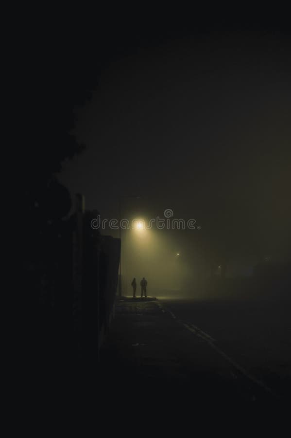 Dois povos sob a lâmpada de rua foto de stock Dois povos sob a lâmpada de rua foto de stock