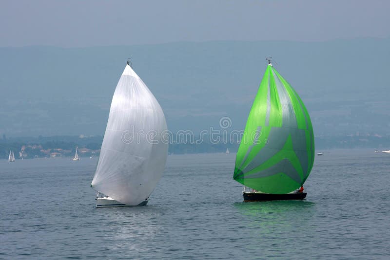 Dois sailboats de cruzamento