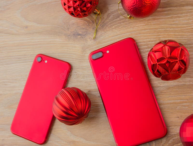 Dois telefones e bolas vermelhos do Natal fotos de stock royalty free Dois telefones e bolas vermelhos do Natal fotos de stock royalty free