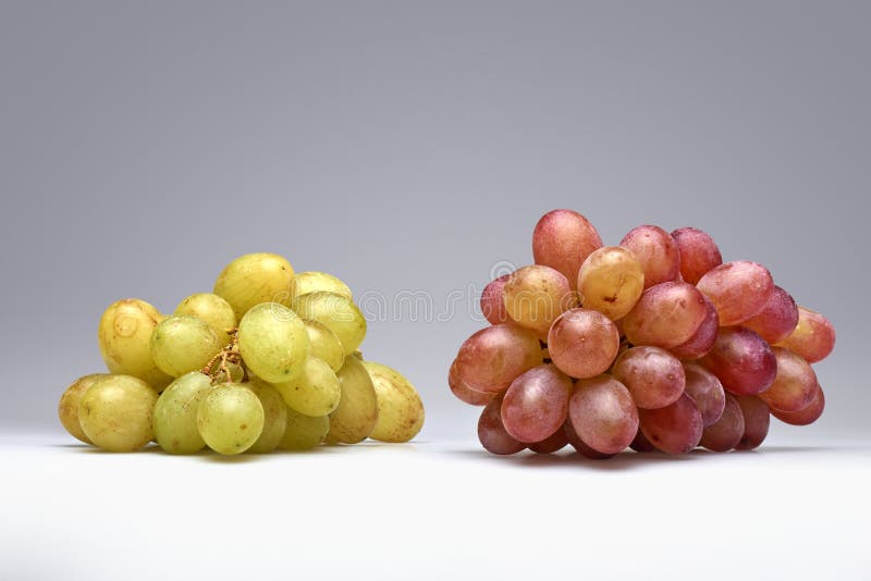 Dois tipos de uvas fotografia de stock Dois tipos de uvas fotografia de stock