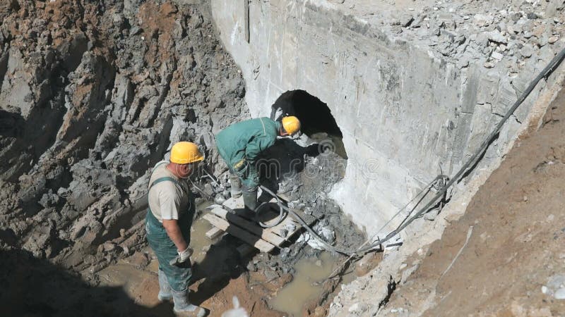 Dois trabalhadores que reparam um distribuidor fora vídeos de arquivo