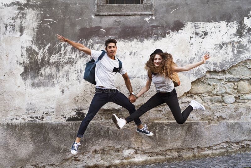 Dois turistas novos na cidade velha, tendo o divertimento imagens de stock Dois turistas novos na cidade velha, tendo o divertimento imagens de stock