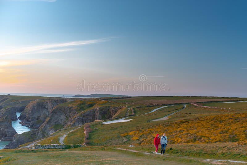 Dois turistas que andam em penhascos perto das etapas de Bedruthan em Corwal Reino Unido imagens de stock Dois turistas que andam em penhascos perto das etapas de Bedruthan em Corwal Reino Unido imagens de stock