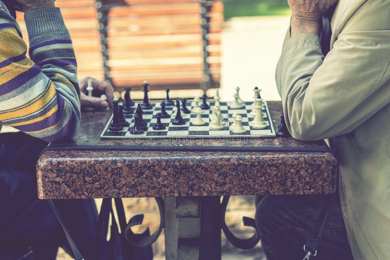 Amigos De Xadrez E Jogos De Tabuleiro Em Mesa De Madeira Para Movimentos  Estratégicos, Convencidos Ou Táticos, Em Casa. Grupo Sêni Foto de Stock -  Imagem de casa, povos: 272930576