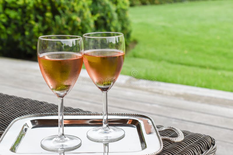 Dois vidros com vinho cor-de-rosa frio imagens de stock Dois vidros com vinho cor-de-rosa frio imagens de stock