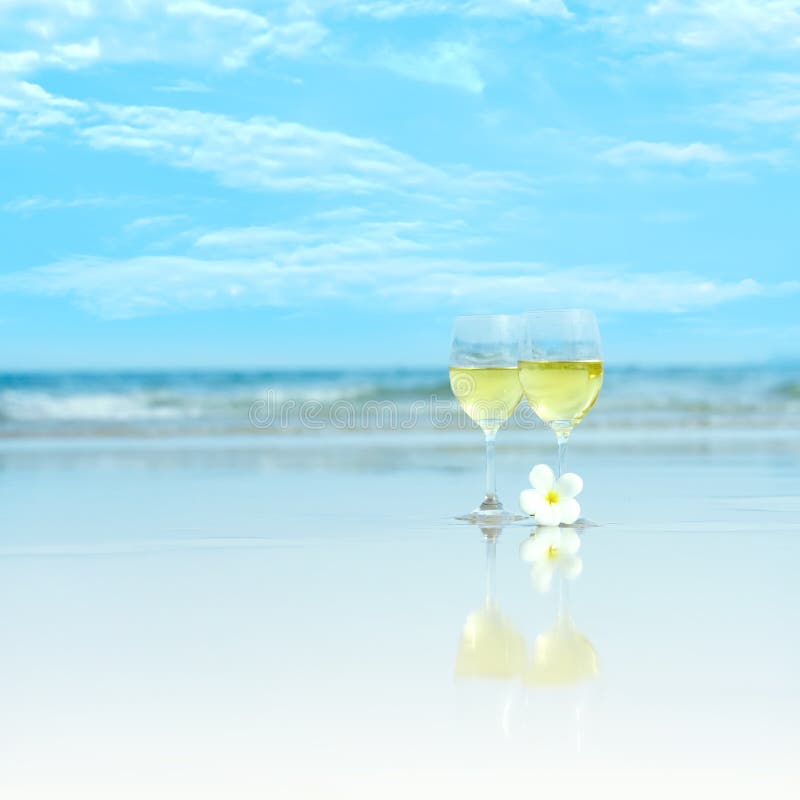 Dois vidros do vinho branco fotografia de stock royalty free Dois vidros do vinho branco fotografia de stock royalty free