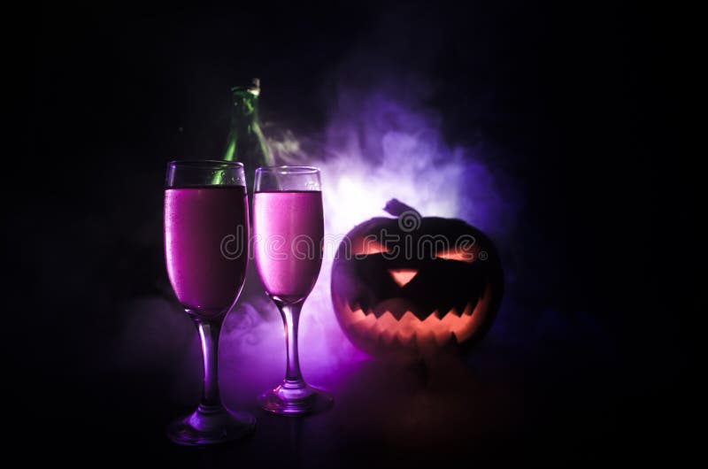 Dois vidros do vinho e da garrafa com Dia das Bruxas - jaque-o-lanterna velha no fundo nevoento tonificado escuro Abóbora assusta fotografia de stock Dois vidros do vinho e da garrafa com Dia das Bruxas - jaque-o-lanterna velha no fundo nevoento tonificado escuro Abóbora assusta fotografia de stock