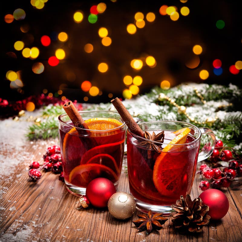 Dois vidros do vinho mulled imagem de stock Dois vidros do vinho mulled imagem de stock