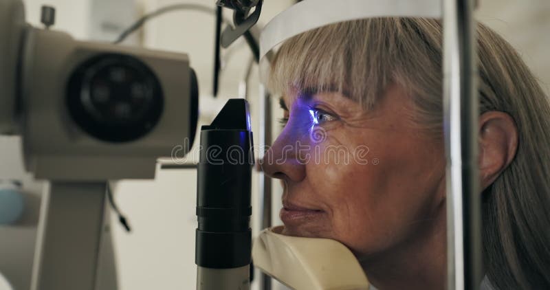 Dojrzała kobieta lampa szczelinowa lub optometria jako służba medyczna badania okulistycznego lub technologia okulistyczna. światł