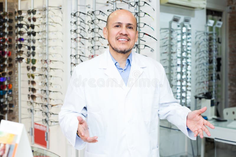 Dojrzały męski oftalmologa działanie obrazy stock Dojrzały męski oftalmologa działanie obrazy stock