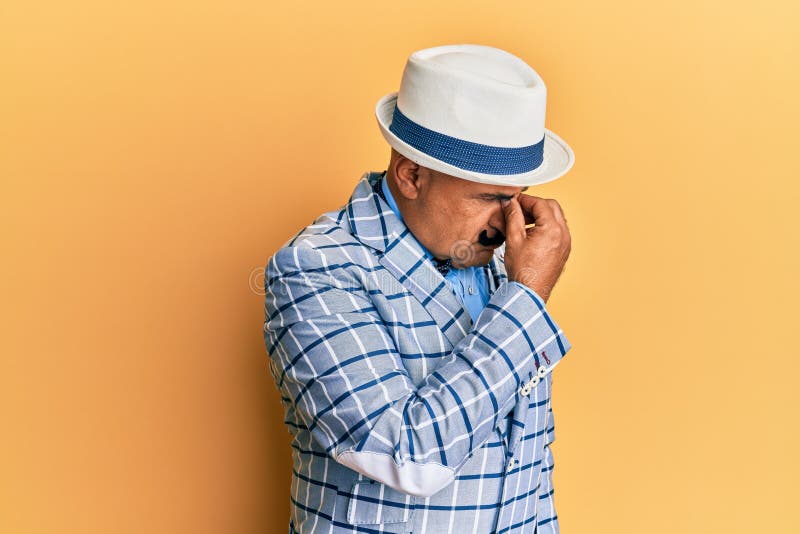 Dojrzały mężczyzna na środkowego wschodu z wąsami w vintage i elegancki styl mody zmęczony cierpienie nosa i oczu uczucie zmęczeni zdjęcie royalty free