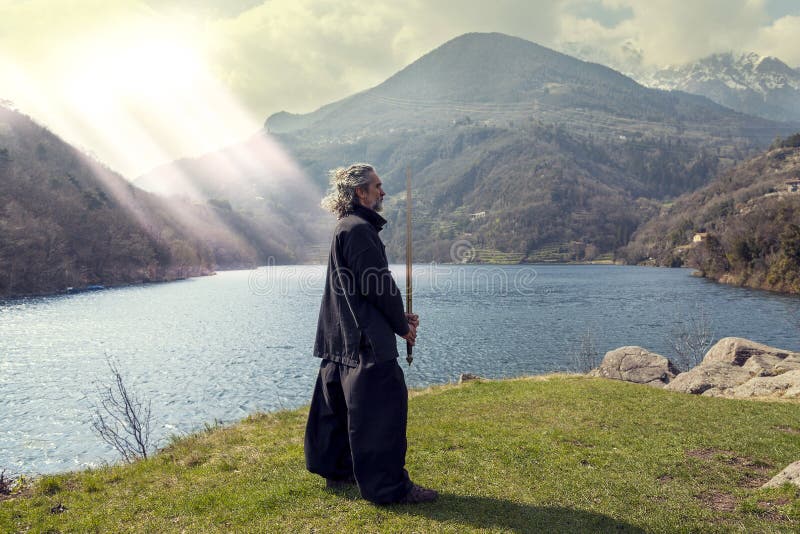Dojrzały mężczyzna ćwiczy Tai Chi dyscyplinę outdoors obrazy stock Dojrzały mężczyzna ćwiczy Tai Chi dyscyplinę outdoors obrazy stock