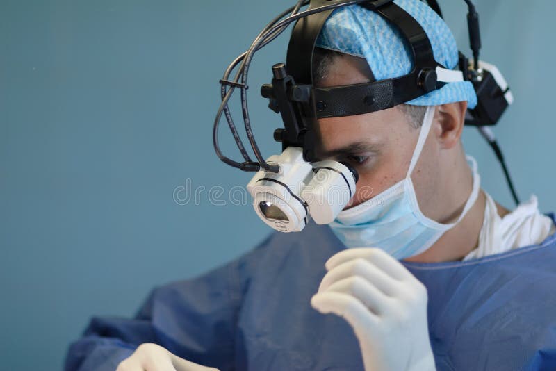 Doktor avec le microscope photos stock Doktor avec le microscope photos stock