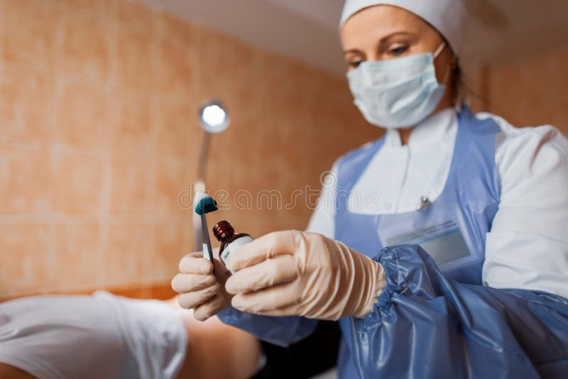 Doktor bereitet vor sich, die Wunde des Patienten mit einem Antiseptikum zu behandeln Verwendet in den entzündlichen Hautkrankhei stockfoto Doktor bereitet vor sich, die Wunde des Patienten mit einem Antiseptikum zu behandeln Verwendet in den entzündlichen Hautkrankhei stockfoto