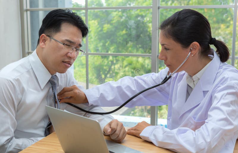 Doktor, der das Stethoskop verwendet, hören auf Herzschlag des Mannpatienten lizenzfreies stockbild Doktor, der das Stethoskop verwendet, hören auf Herzschlag des Mannpatienten lizenzfreies stockbild