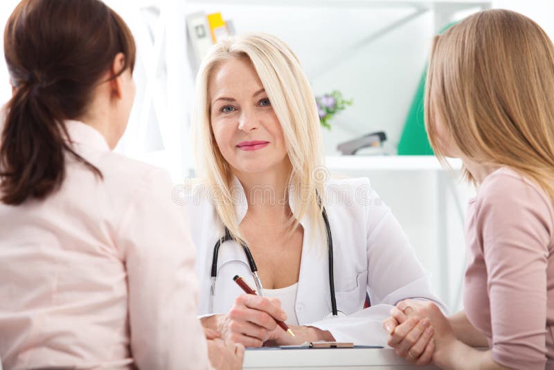 Doktor, der Diagnose ihrem weiblichen Patienten erklärt stockbild Doktor, der Diagnose ihrem weiblichen Patienten erklärt stockbild