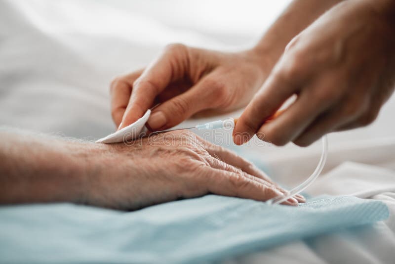 Doktor, der geduldige Hand für intravenösen Tropfenfänger vorbereitet lizenzfreie stockbilder Doktor, der geduldige Hand für intravenösen Tropfenfänger vorbereitet lizenzfreie stockbilder