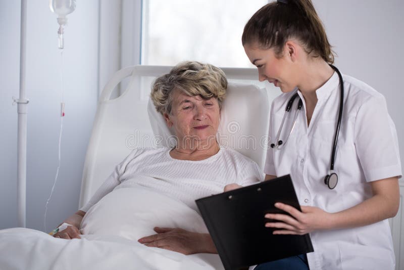 Doktor, der gute Nachrichten erklärt stockfotografie Doktor, der gute Nachrichten erklärt stockfotografie