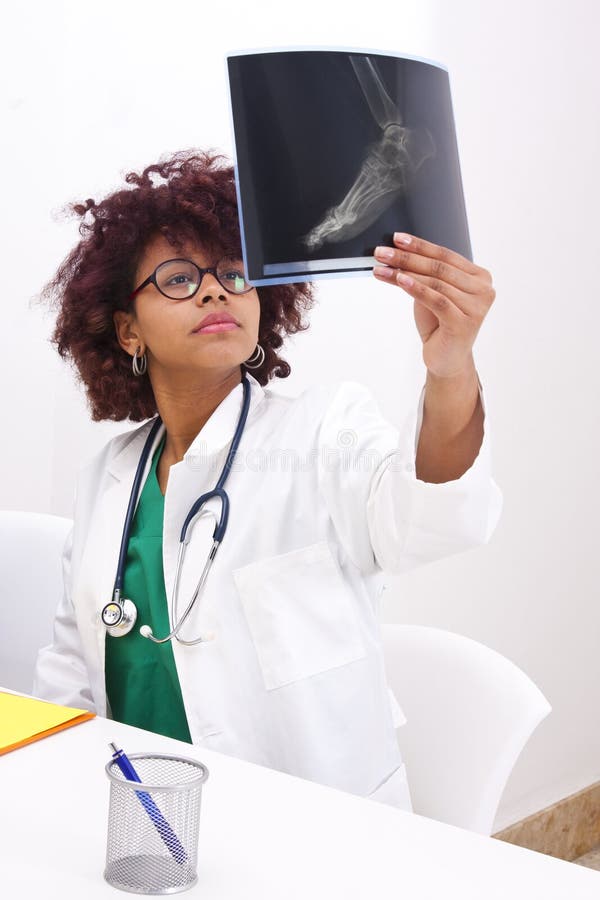Doktor, der im Krankenhaus arbeitet lizenzfreie stockbilder Doktor, der im Krankenhaus arbeitet lizenzfreie stockbilder