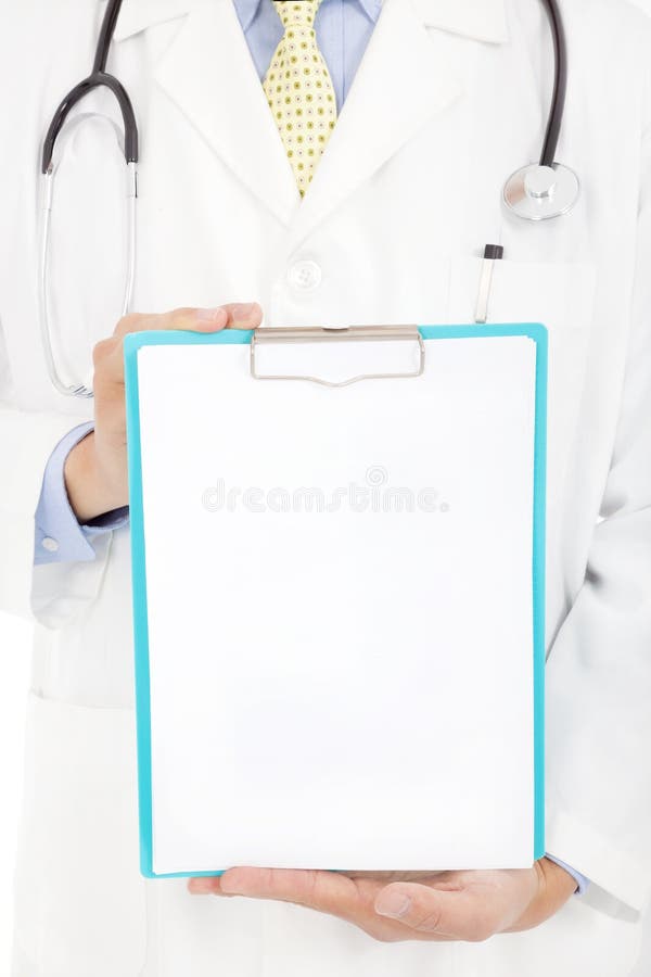 Doktor, der leeres leeres Klemmbrettzeichen zeigt stockfotografie