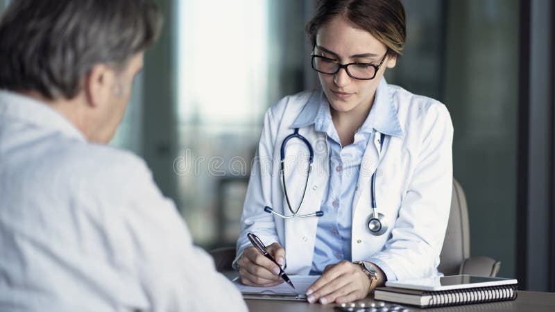 Doktor, der mit dem Patienten spricht lizenzfreies stockfoto Doktor, der mit dem Patienten spricht lizenzfreies stockfoto