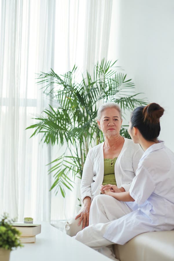 Doktor, der mit Patienten spricht lizenzfreie stockfotos Doktor, der mit Patienten spricht lizenzfreie stockfotos