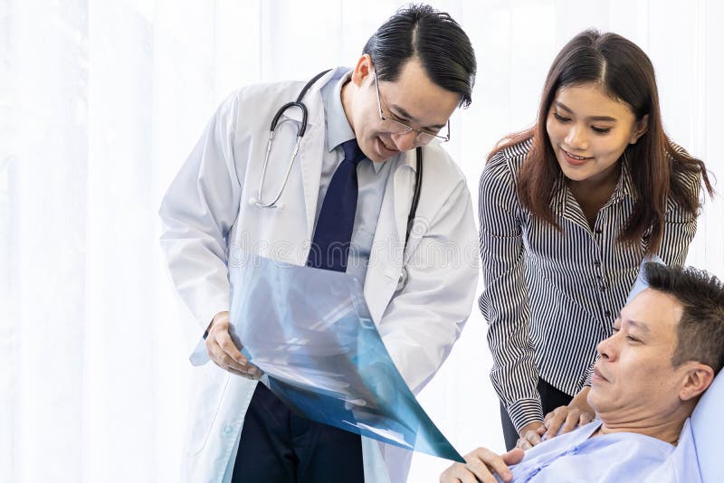 Doktor, der Röntgenstrahlergebnisse erklärt stockbilder Doktor, der Röntgenstrahlergebnisse erklärt stockbilder
