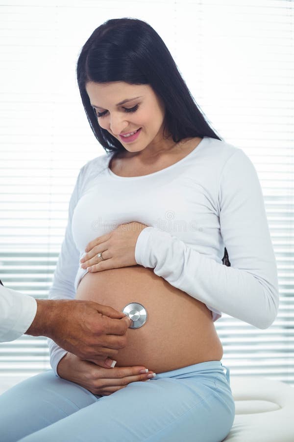 Doktor, der schwangere Frau überprüft stockfoto Doktor, der schwangere Frau überprüft stockfoto