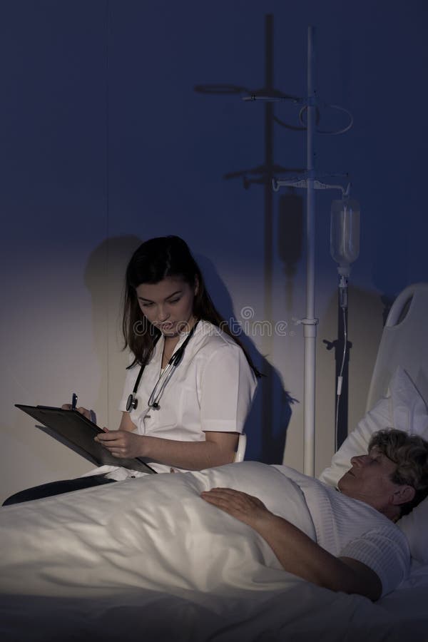 Doktor, der sich am Ende für Patienten interessiert stockfotos Doktor, der sich am Ende für Patienten interessiert stockfotos
