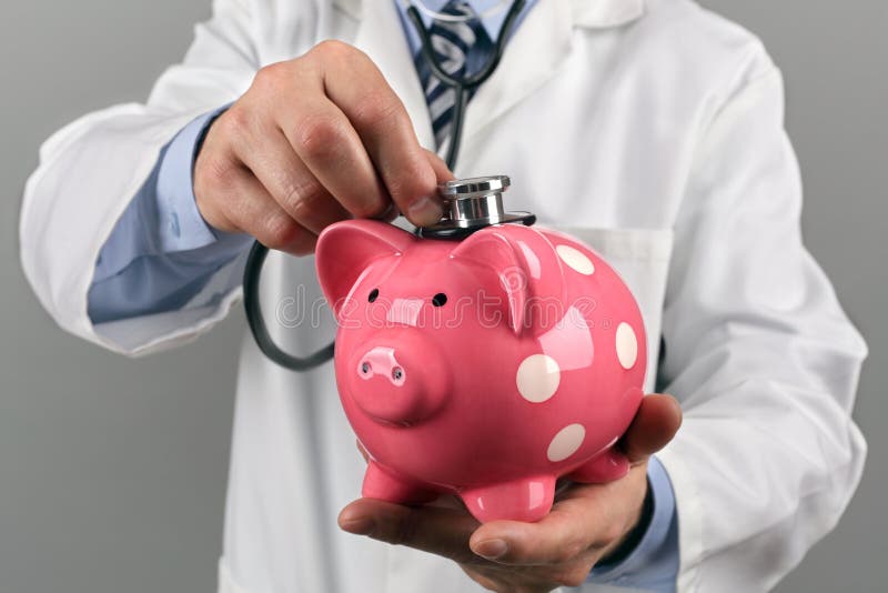 Doktor, der Stethoskop zum Sparschwein hält stockfoto Doktor, der Stethoskop zum Sparschwein hält stockfoto