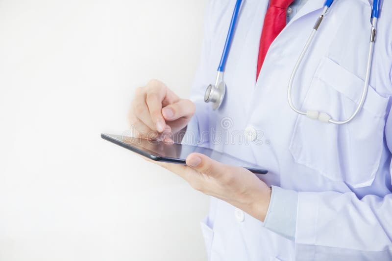 Doktor, der Tablette in Weiß lokalisiertem Hintergrund verwendet stockfoto Doktor, der Tablette in Weiß lokalisiertem Hintergrund verwendet stockfoto