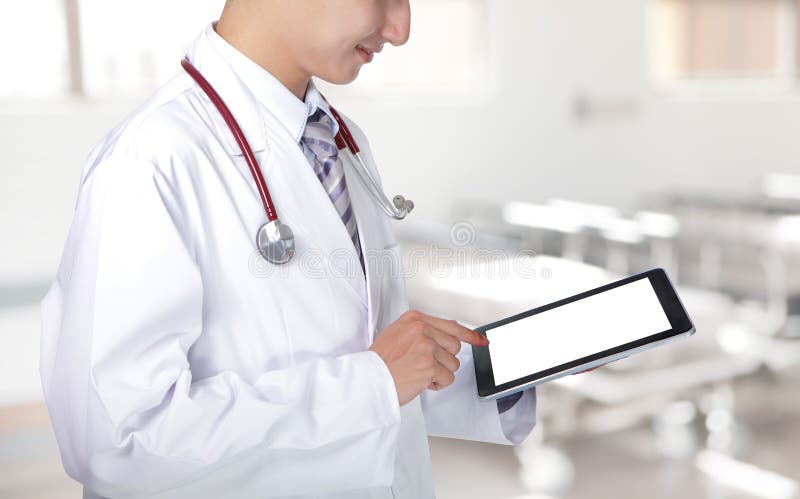 Doktor, der Tabletten-PC im Krankenhaus zeigt lizenzfreie stockbilder Doktor, der Tabletten-PC im Krankenhaus zeigt lizenzfreie stockbilder