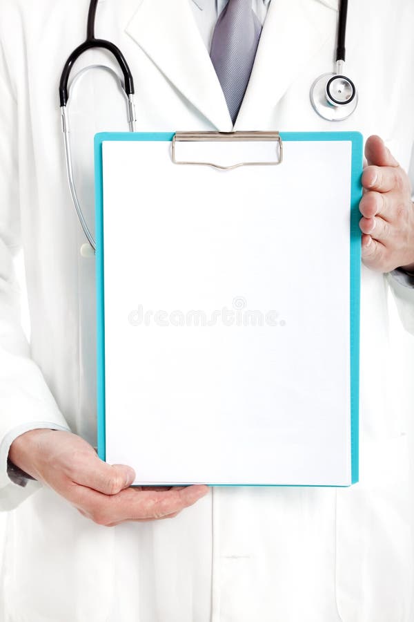 Doktor, der unbelegtes Klemmbrett anhält lizenzfreie stockfotografie