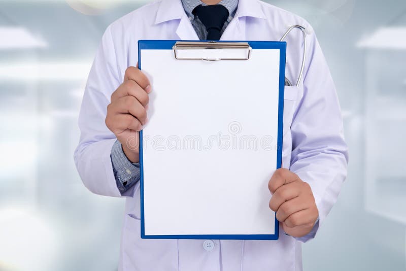 Doktor, der unbelegtes Klemmbrett zeigt lizenzfreies stockbild