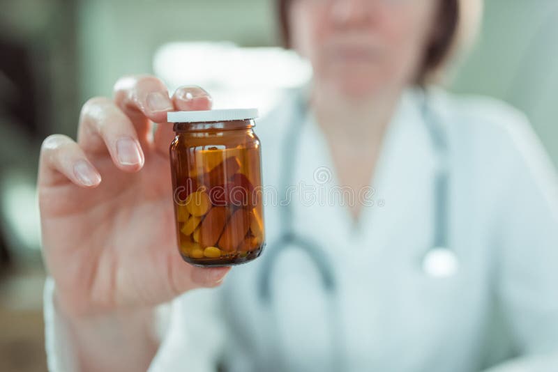 Doktor empfiehlt Nachahmerpräparate stockfotografie Doktor empfiehlt Nachahmerpräparate stockfotografie