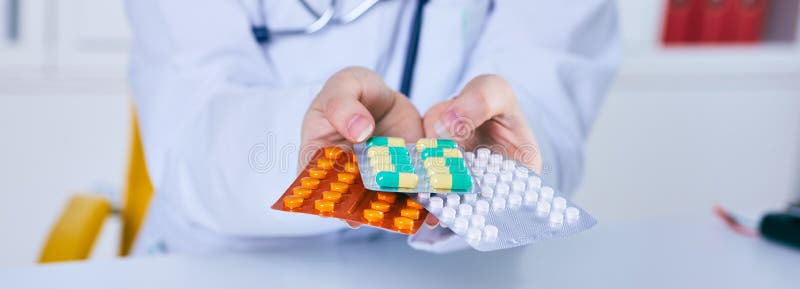 Doktor gibt einem Patienten Schmerzmittelpillen Überreicht gerade die Tabelle stockbild Doktor gibt einem Patienten Schmerzmittelpillen Überreicht gerade die Tabelle stockbild