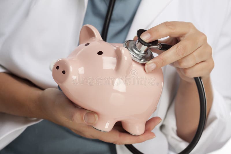 Doktor Holding Stethoscope zur Piggy Querneigung lizenzfreie stockfotografie Doktor Holding Stethoscope zur Piggy Querneigung lizenzfreie stockfotografie
