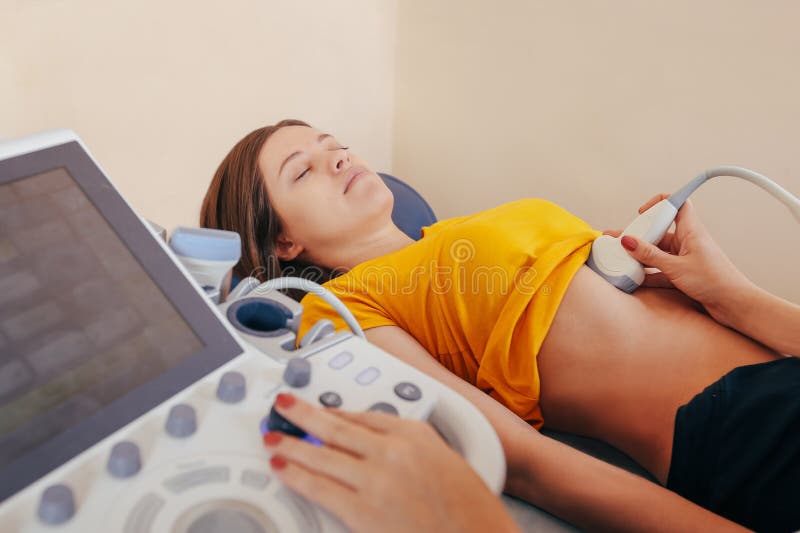 Doktor macht die geduldigen Frauen Abdominal- Ultraschall Ultraschallscanner in den Händen eines Doktors stockfoto Doktor macht die geduldigen Frauen Abdominal- Ultraschall Ultraschallscanner in den Händen eines Doktors stockfoto