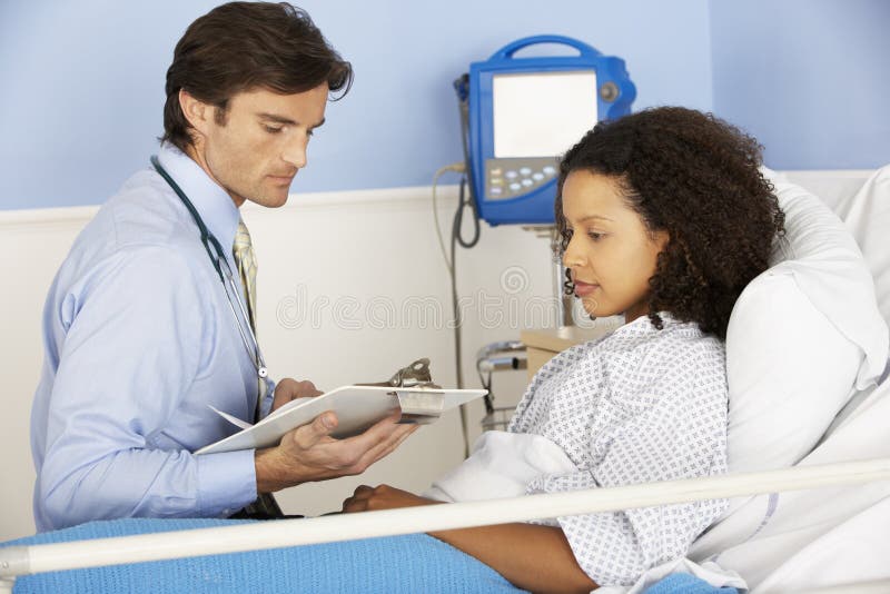 Doktor med den kvinnliga patienten i sjukhus royaltyfri fotografi Doktor med den kvinnliga patienten i sjukhus royaltyfri fotografi