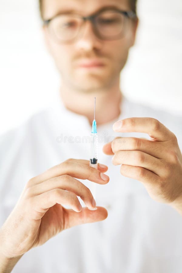 Doktor mit Antibiotika Unscharfer Hintergrund Konzentrieren Sie sich auf die Spritze lizenzfreies stockbild Doktor mit Antibiotika Unscharfer Hintergrund Konzentrieren Sie sich auf die Spritze lizenzfreies stockbild