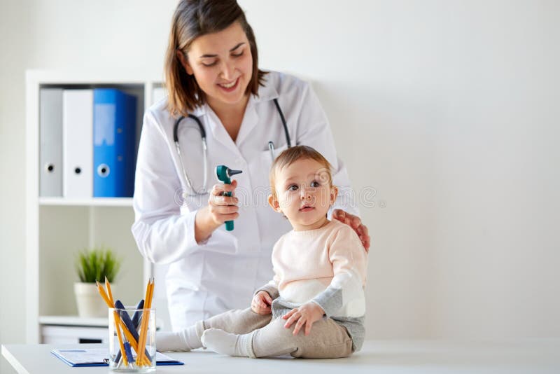 Doktor mit Baby und Otoscope an der Klinik