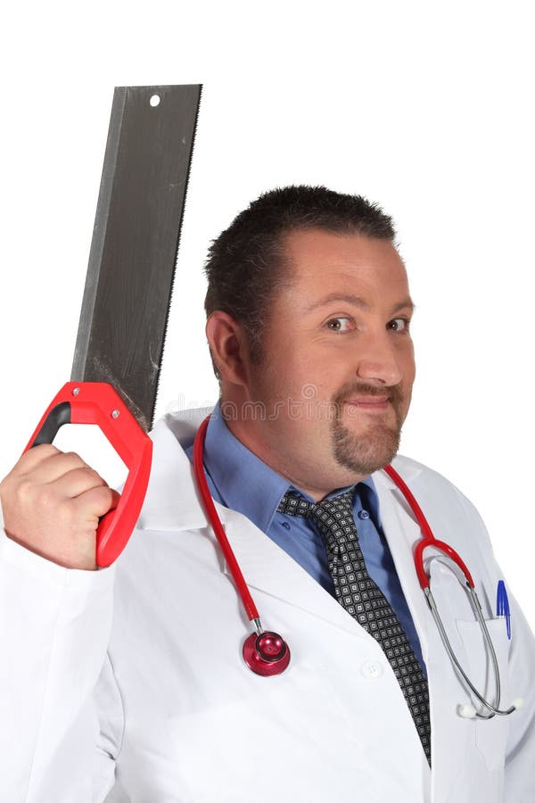 Doktor mit einem Handsaw lizenzfreie stockbilder Doktor mit einem Handsaw lizenzfreie stockbilder