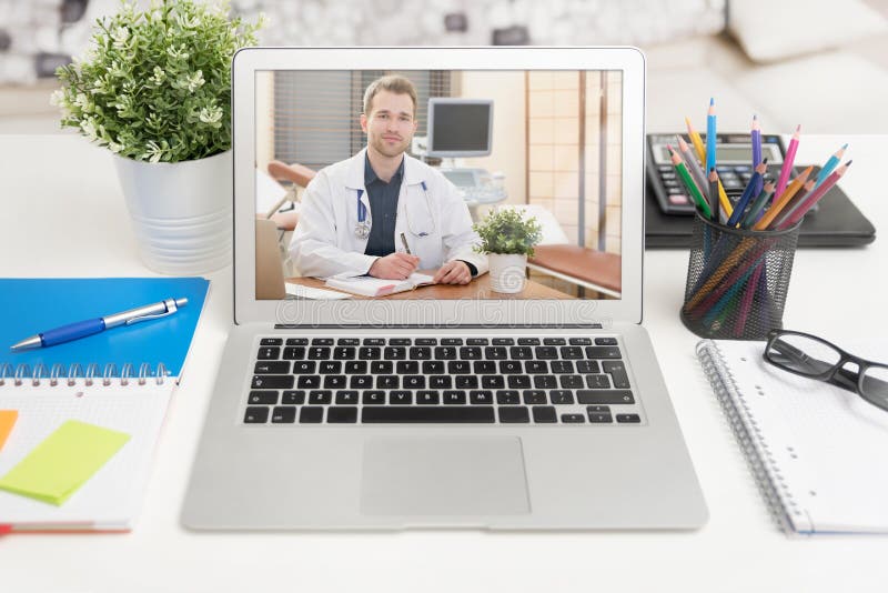 Doktor mit einem Stethoskop Telehealth-Konferenz lizenzfreie stockfotografie Doktor mit einem Stethoskop Telehealth-Konferenz lizenzfreie stockfotografie