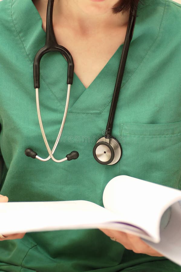 Doktor mit Stethoskop und Krankenblatt lizenzfreie stockfotos Doktor mit Stethoskop und Krankenblatt lizenzfreie stockfotos